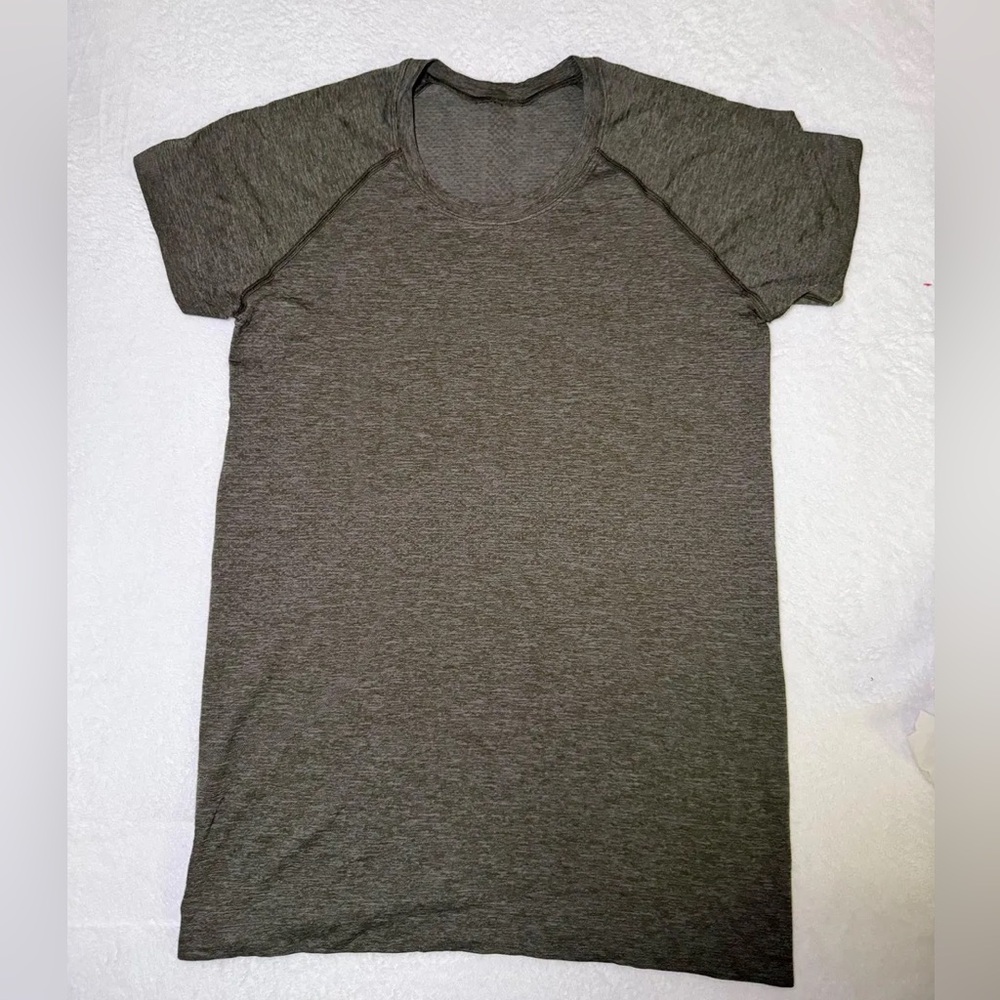 lululemon athletica Women's Gray Short Sleeve Tee